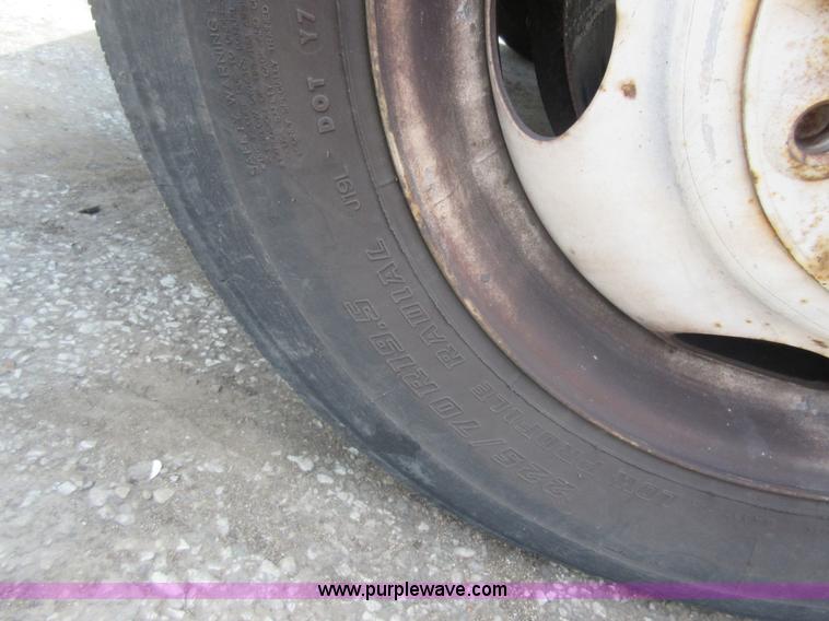 image for item G3610 2001 Chevrolet Silverado 3500 bucket truck