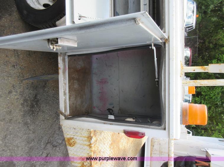 image for item G3610 2001 Chevrolet Silverado 3500 bucket truck