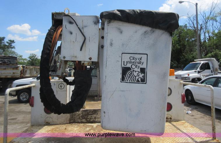 image for item G3610 2001 Chevrolet Silverado 3500 bucket truck