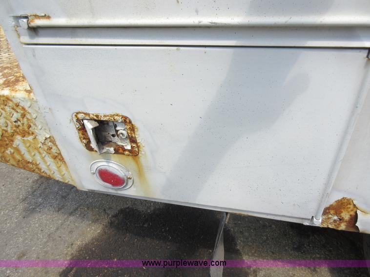 image for item G3610 2001 Chevrolet Silverado 3500 bucket truck