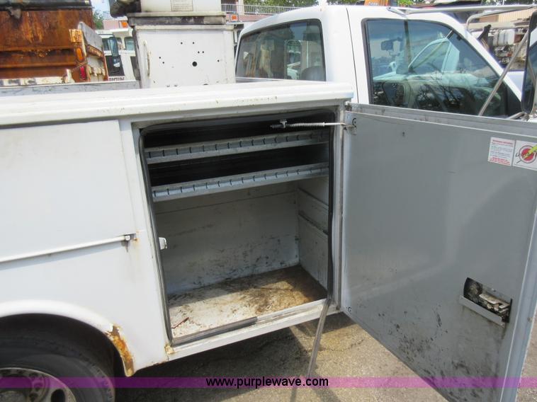 image for item G3610 2001 Chevrolet Silverado 3500 bucket truck