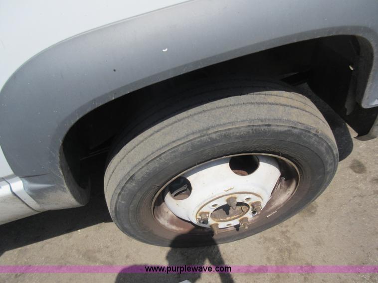 image for item G3610 2001 Chevrolet Silverado 3500 bucket truck