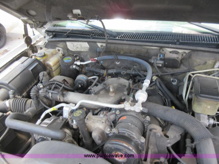 image for item G3610 2001 Chevrolet Silverado 3500 bucket truck