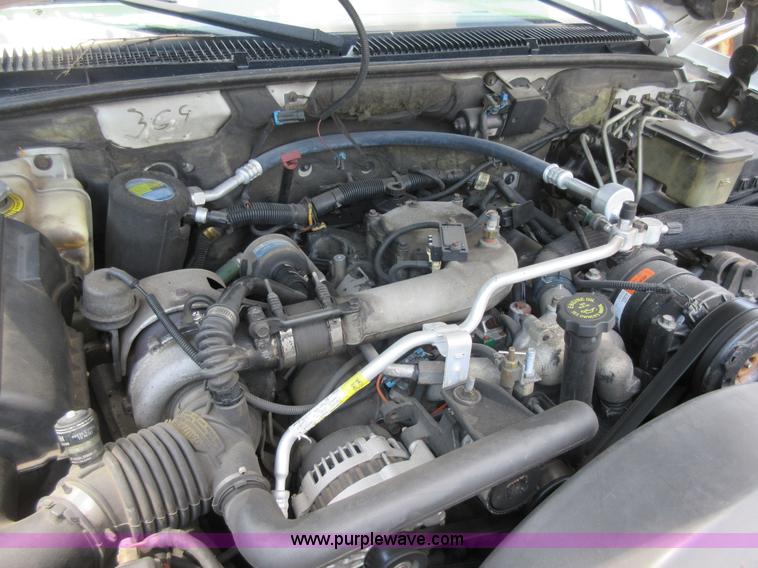 image for item G3610 2001 Chevrolet Silverado 3500 bucket truck