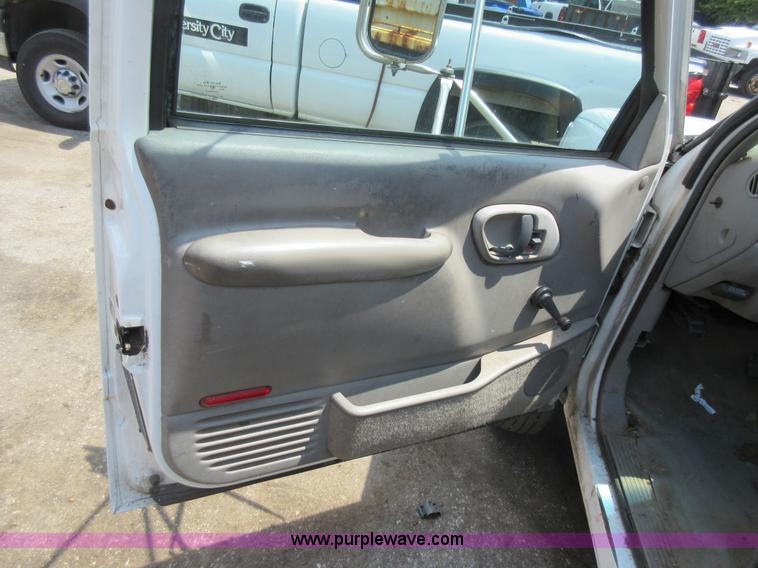 image for item G3610 2001 Chevrolet Silverado 3500 bucket truck