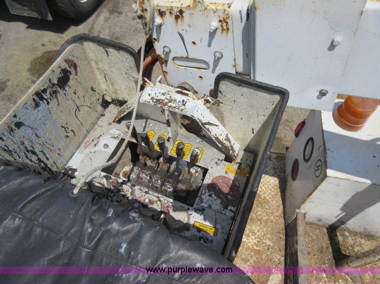 image for item G3610 2001 Chevrolet Silverado 3500 bucket truck