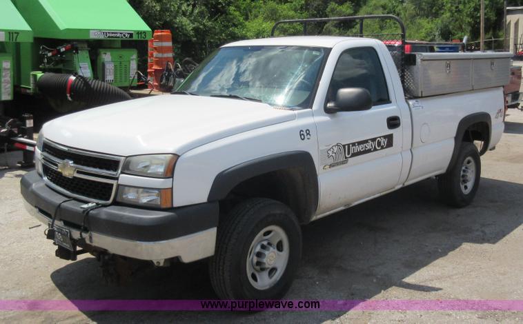 image for item G3611 2006 Chevrolet Silverado 2500HD pickup truck