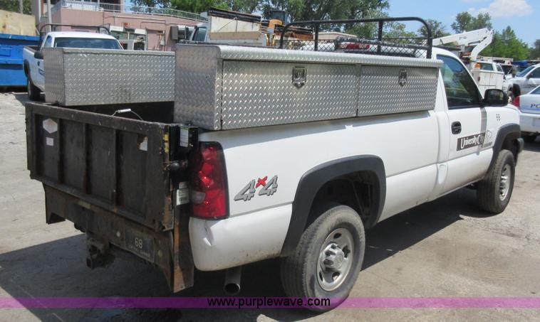 image for item G3611 2006 Chevrolet Silverado 2500HD pickup truck