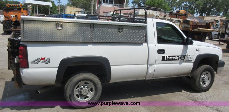 image for item G3611 2006 Chevrolet Silverado 2500HD pickup truck