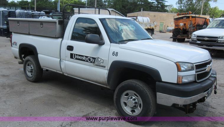 image for item G3611 2006 Chevrolet Silverado 2500HD pickup truck