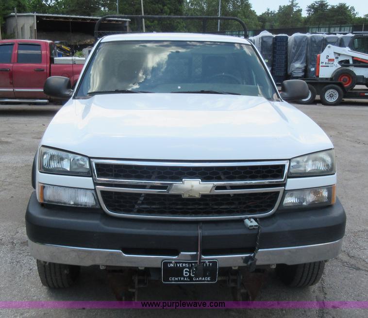 image for item G3611 2006 Chevrolet Silverado 2500HD pickup truck