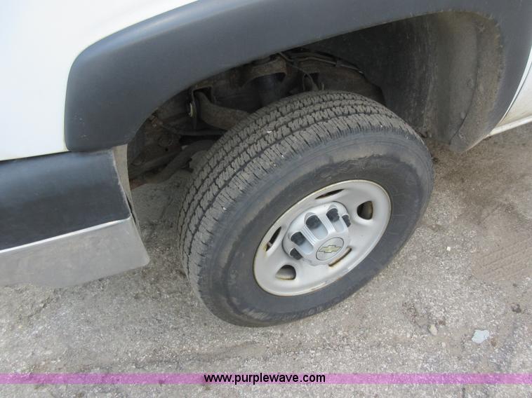 image for item G3611 2006 Chevrolet Silverado 2500HD pickup truck