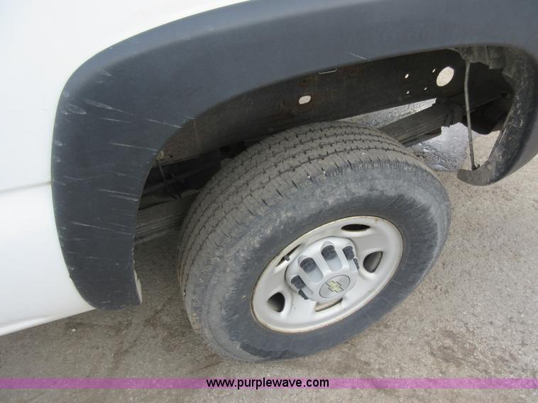 image for item G3611 2006 Chevrolet Silverado 2500HD pickup truck