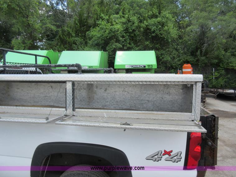 image for item G3611 2006 Chevrolet Silverado 2500HD pickup truck