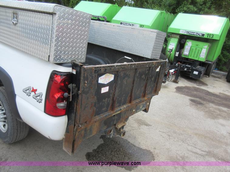 image for item G3611 2006 Chevrolet Silverado 2500HD pickup truck