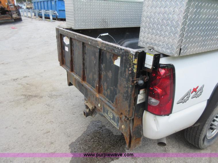 image for item G3611 2006 Chevrolet Silverado 2500HD pickup truck