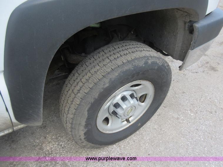 image for item G3611 2006 Chevrolet Silverado 2500HD pickup truck