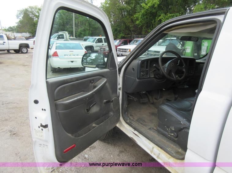 image for item G3611 2006 Chevrolet Silverado 2500HD pickup truck