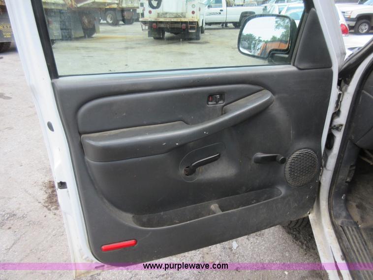 image for item G3611 2006 Chevrolet Silverado 2500HD pickup truck