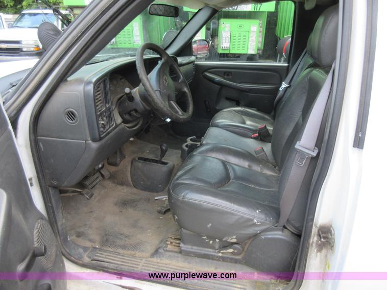 image for item G3611 2006 Chevrolet Silverado 2500HD pickup truck