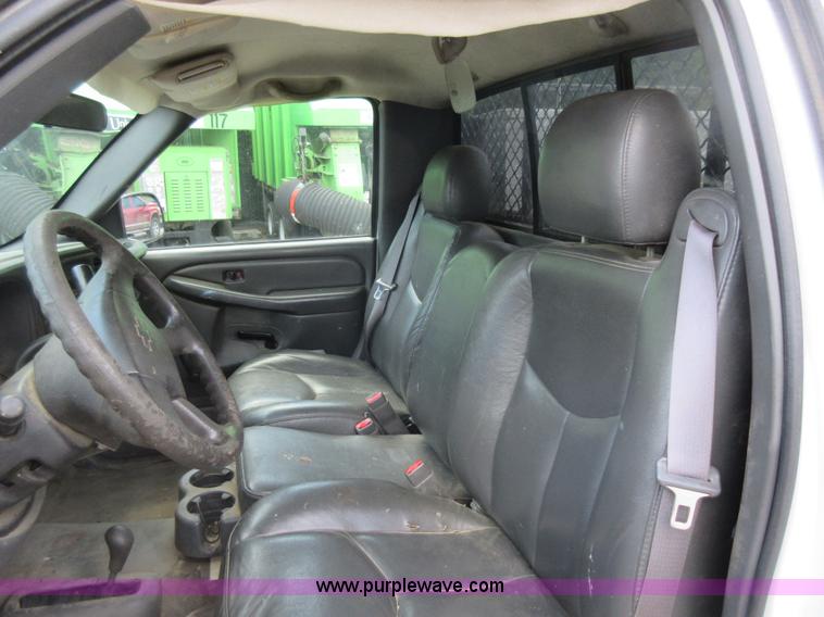 image for item G3611 2006 Chevrolet Silverado 2500HD pickup truck