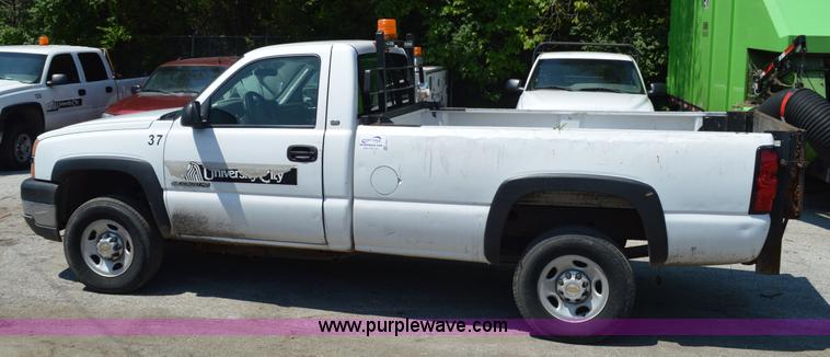 image for item G3617 2004 Chevrolet Silverado 2500HD pickup truck