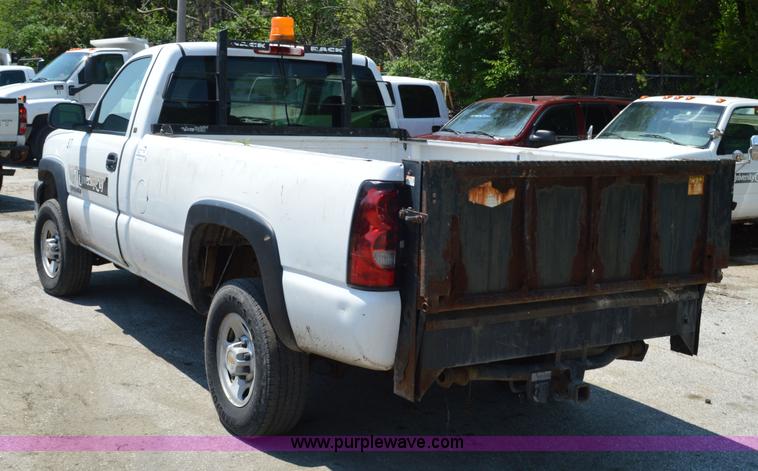 image for item G3617 2004 Chevrolet Silverado 2500HD pickup truck