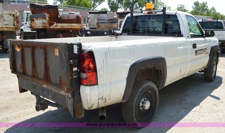 image for item G3617 2004 Chevrolet Silverado 2500HD pickup truck