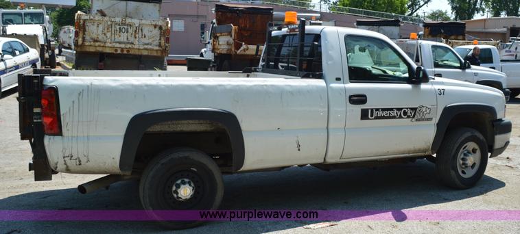 image for item G3617 2004 Chevrolet Silverado 2500HD pickup truck