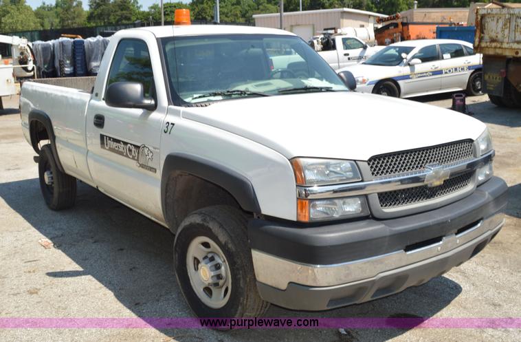 image for item G3617 2004 Chevrolet Silverado 2500HD pickup truck