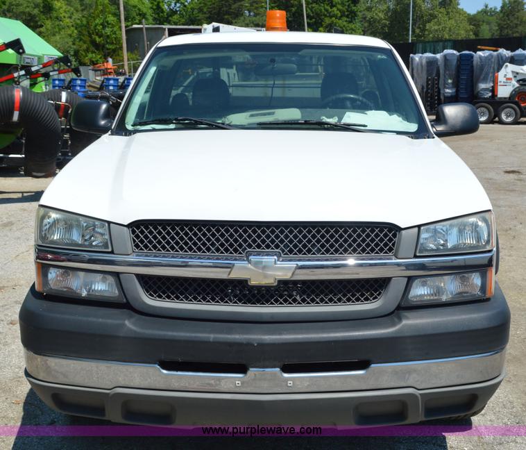 image for item G3617 2004 Chevrolet Silverado 2500HD pickup truck