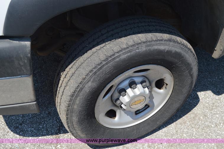 image for item G3617 2004 Chevrolet Silverado 2500HD pickup truck