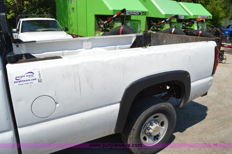 image for item G3617 2004 Chevrolet Silverado 2500HD pickup truck