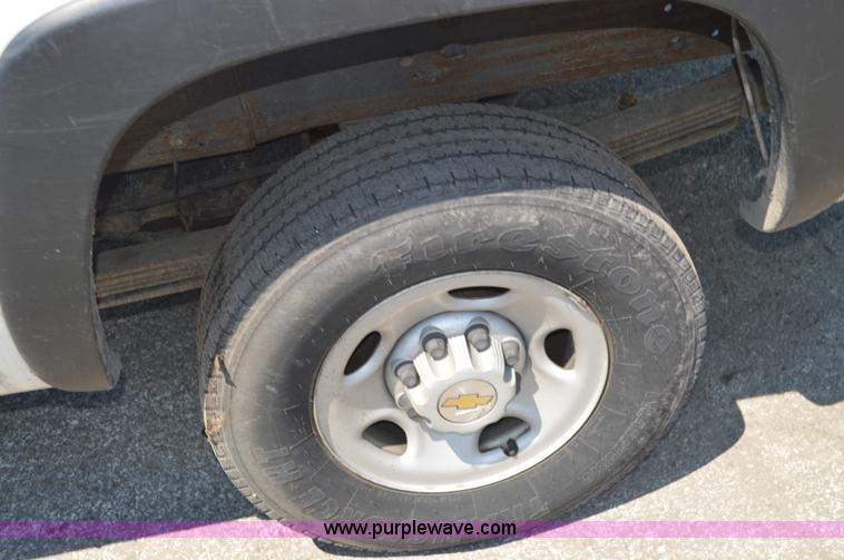 image for item G3617 2004 Chevrolet Silverado 2500HD pickup truck