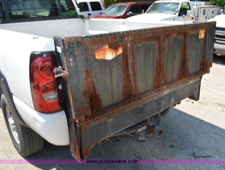 image for item G3617 2004 Chevrolet Silverado 2500HD pickup truck