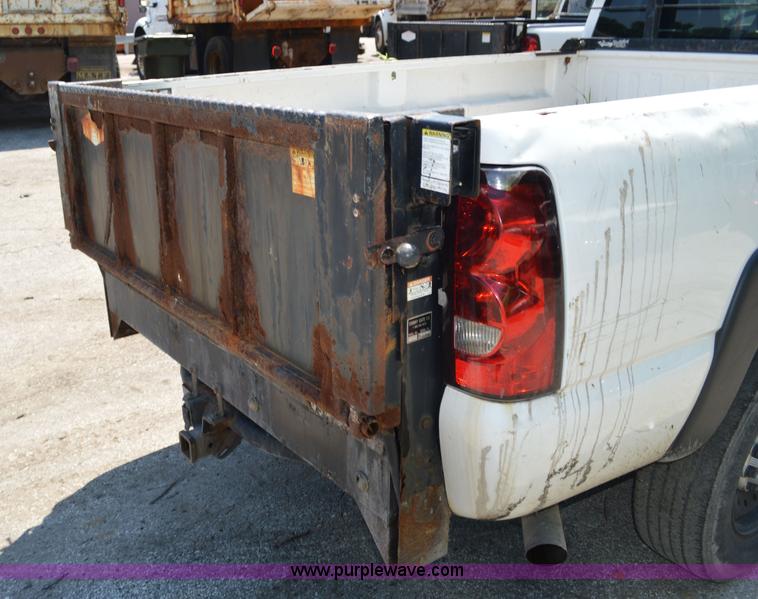 image for item G3617 2004 Chevrolet Silverado 2500HD pickup truck