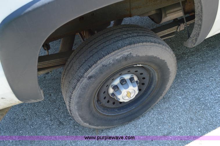 image for item G3617 2004 Chevrolet Silverado 2500HD pickup truck