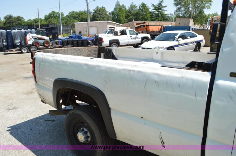 image for item G3617 2004 Chevrolet Silverado 2500HD pickup truck