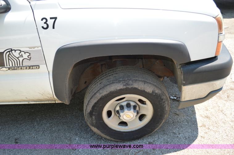 image for item G3617 2004 Chevrolet Silverado 2500HD pickup truck