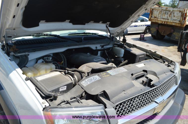 image for item G3617 2004 Chevrolet Silverado 2500HD pickup truck