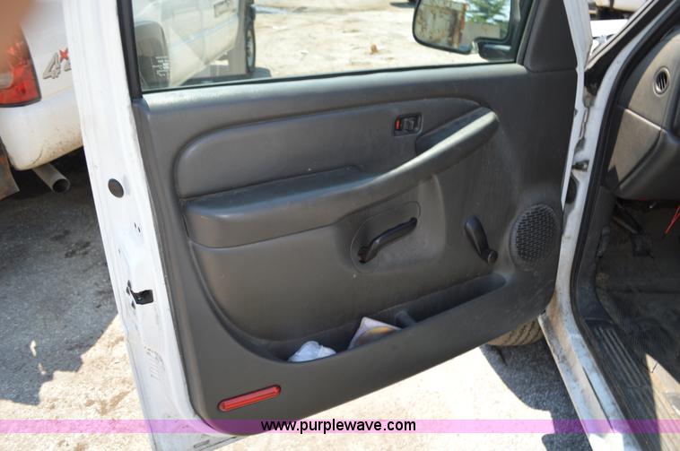 image for item G3617 2004 Chevrolet Silverado 2500HD pickup truck