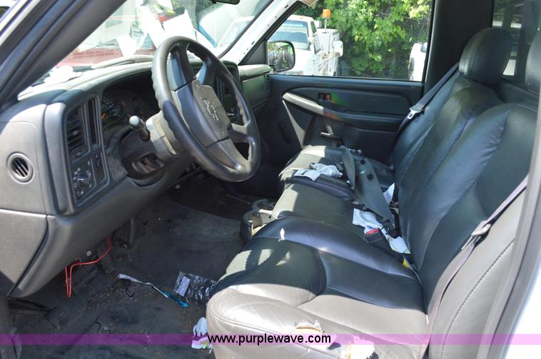 image for item G3617 2004 Chevrolet Silverado 2500HD pickup truck