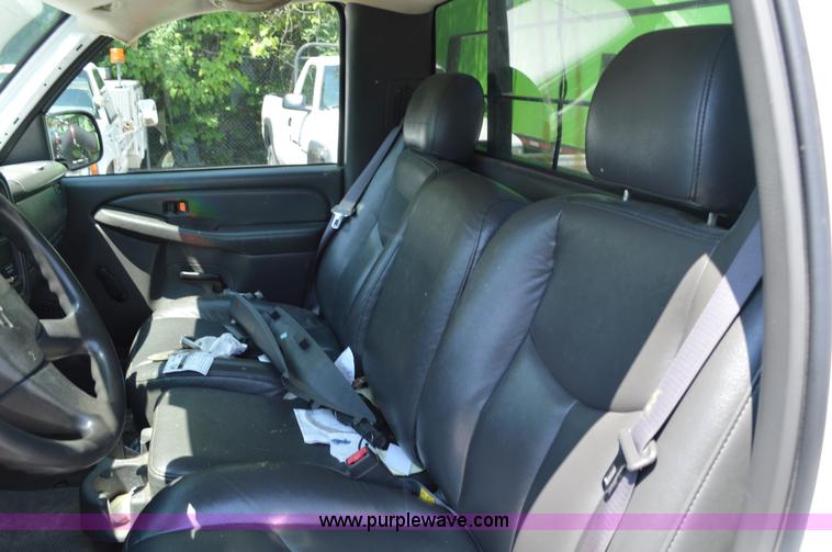 image for item G3617 2004 Chevrolet Silverado 2500HD pickup truck