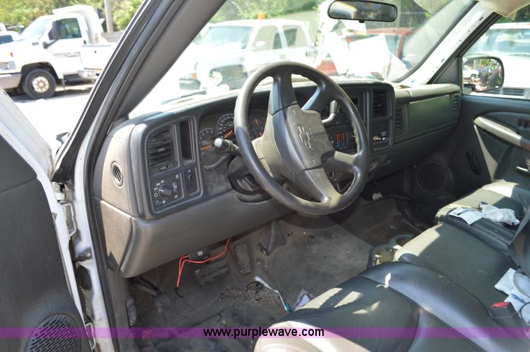 image for item G3617 2004 Chevrolet Silverado 2500HD pickup truck