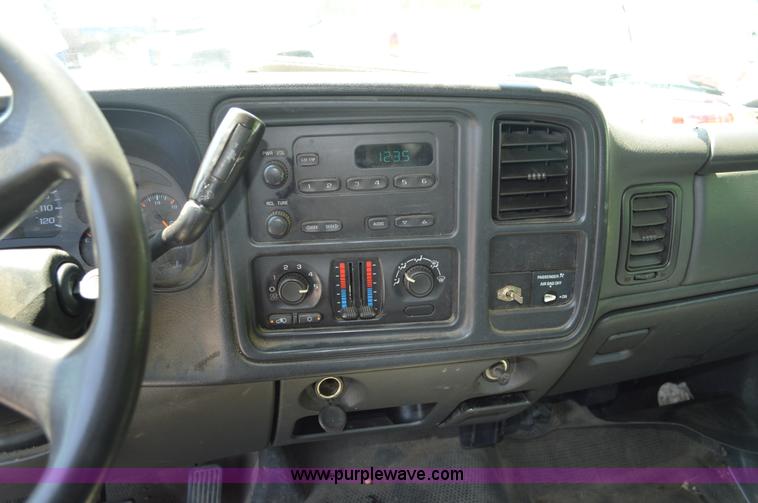 image for item G3617 2004 Chevrolet Silverado 2500HD pickup truck