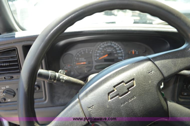 image for item G3617 2004 Chevrolet Silverado 2500HD pickup truck