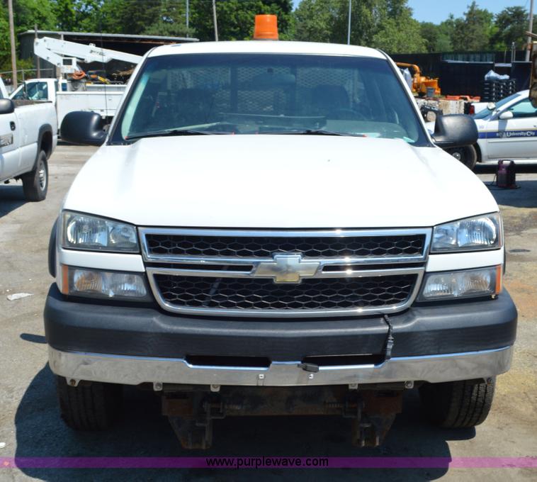 image for item G3618 2006 Chevrolet Silverado 2500HD pickup truck