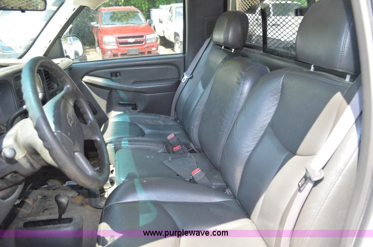 image for item G3618 2006 Chevrolet Silverado 2500HD pickup truck