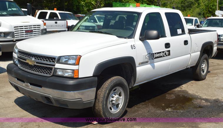 image for item G3619 2005 Chevrolet Silverado 2500HD Crew Cab pickup truck