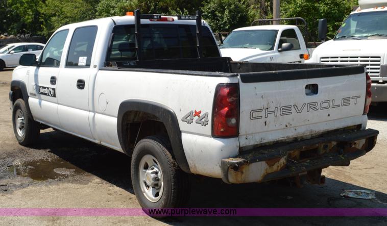 image for item G3619 2005 Chevrolet Silverado 2500HD Crew Cab pickup truck